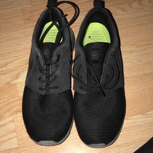 Black Nike Roshes
